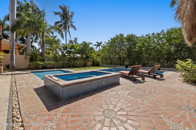 Houses in 85 Primavera  