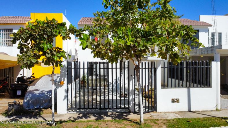 Houses in 100-9 Estero Las Tapias  