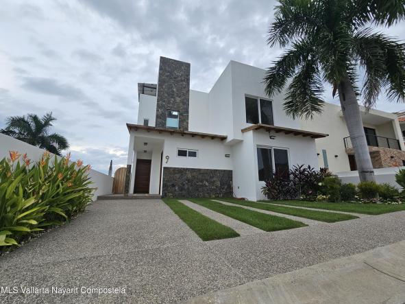 Houses in 1835 Avenida Estaciones  