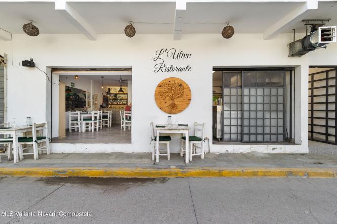 Business in 155 Pelicanos  