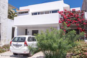 Houses in L-42 Santa Maria de Oro  