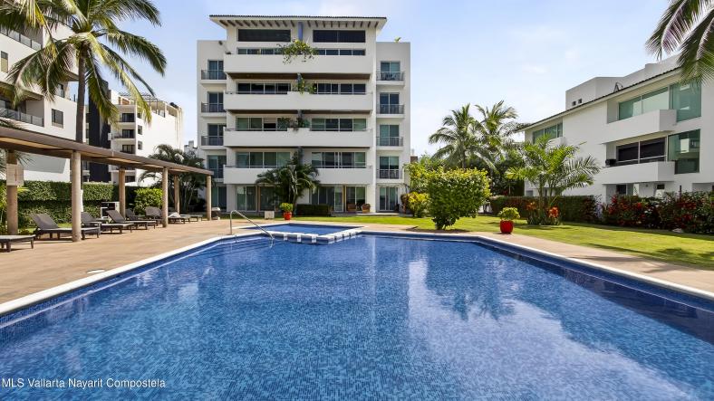 Condos in 481 Francia  